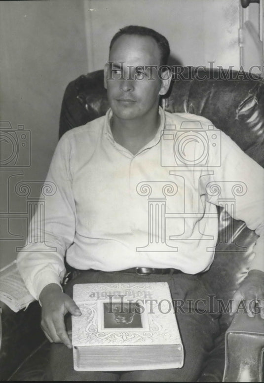 1965 Press Photo Revered Otis Hamilton faces trial, sits with his Bible, Alabama - Historic Images
