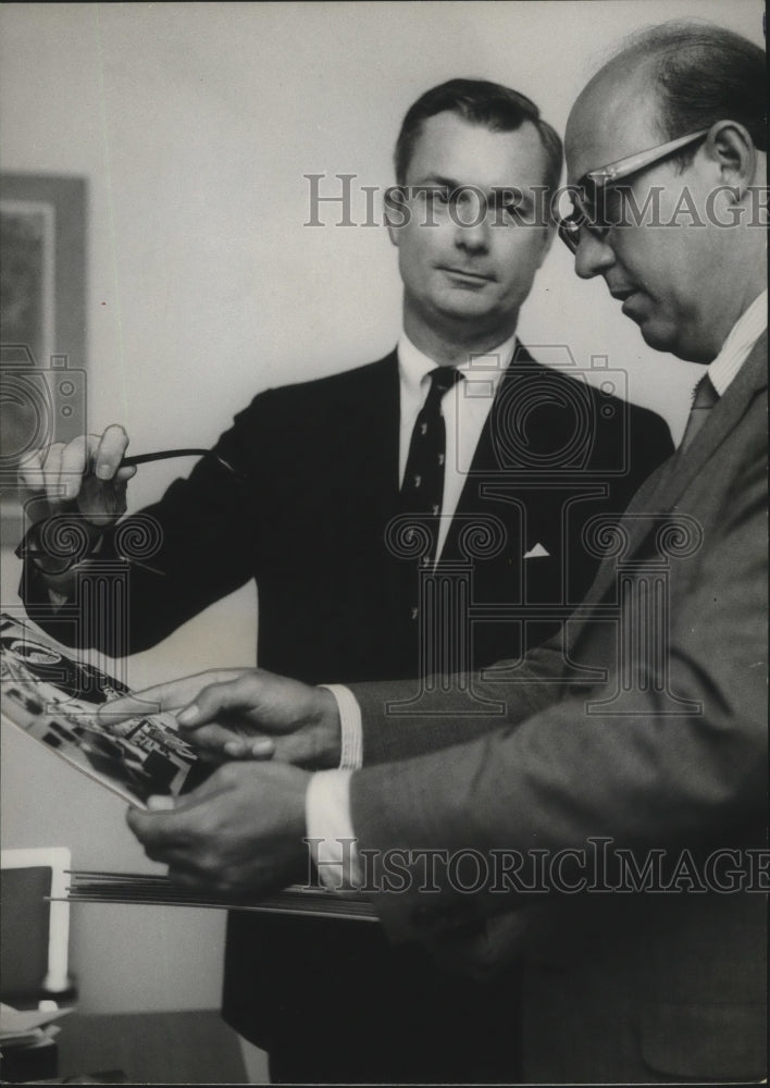 1968 Press Photo Civil Leader Alex Lacy with Mr. Qualls looking over plans - Historic Images