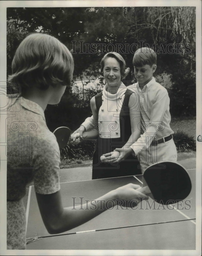 1968 Press Photo Mrs. Alex Lacy, Civic Leader playing ping pong with Others - Historic Images