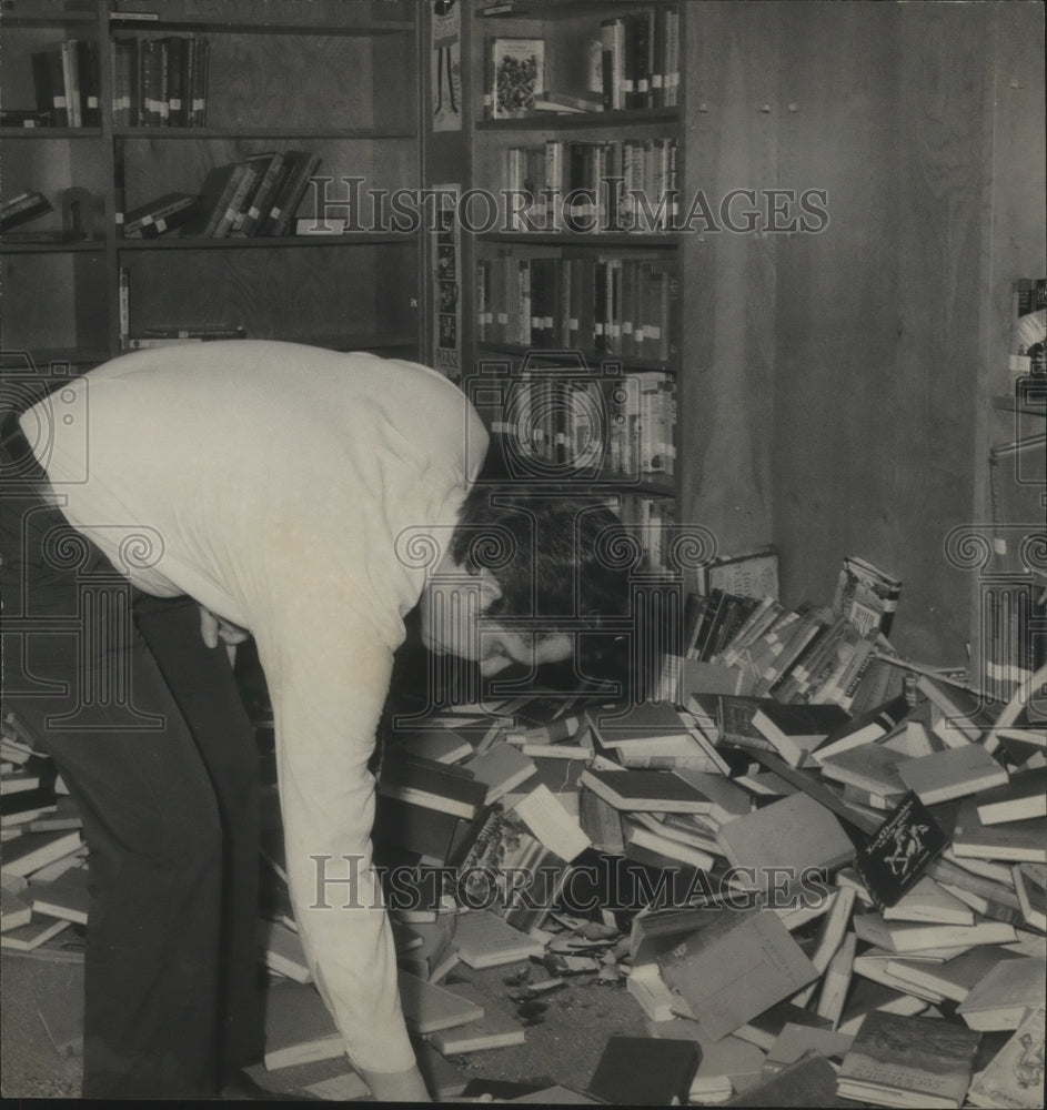 1970 Press Photo Graysville School Larry Vines Inspects Vandalism, Alabama - Historic Images