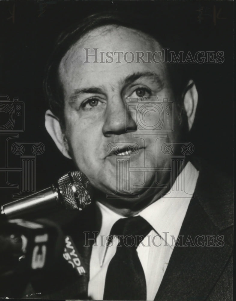 1982 Governor of Alabama Fob James as he made pitch - Historic Images