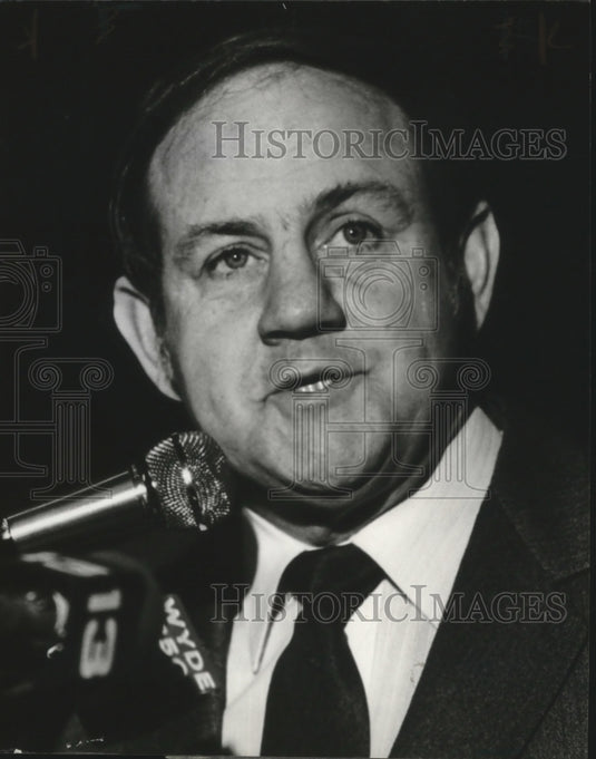 1982 Governor of Alabama Fob James as he made pitch - Historic Images