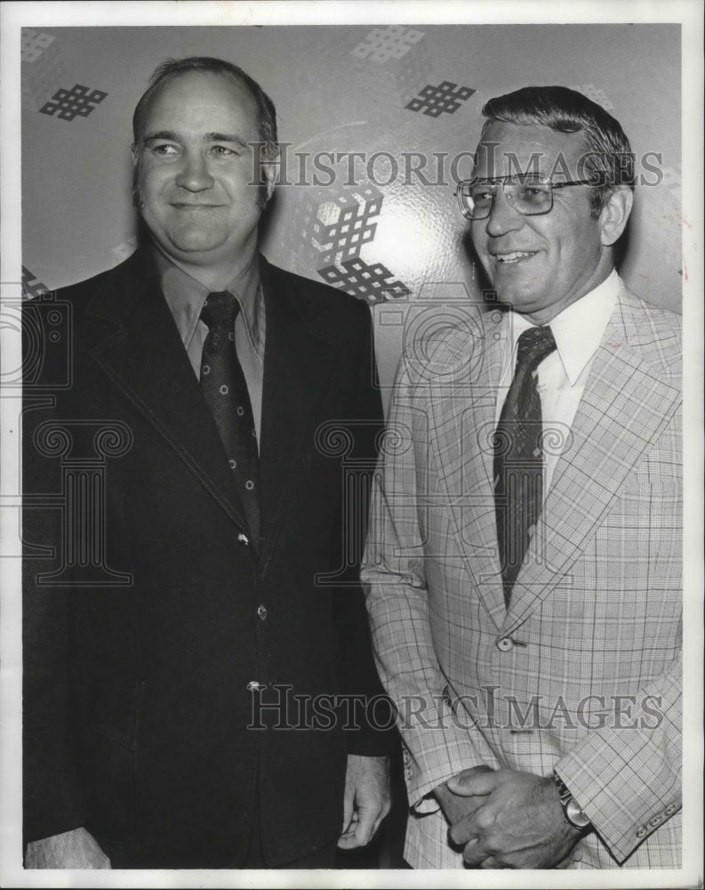 1975 Press Photo Wayne Jackson, United States Probation Officer with Other - Historic Images