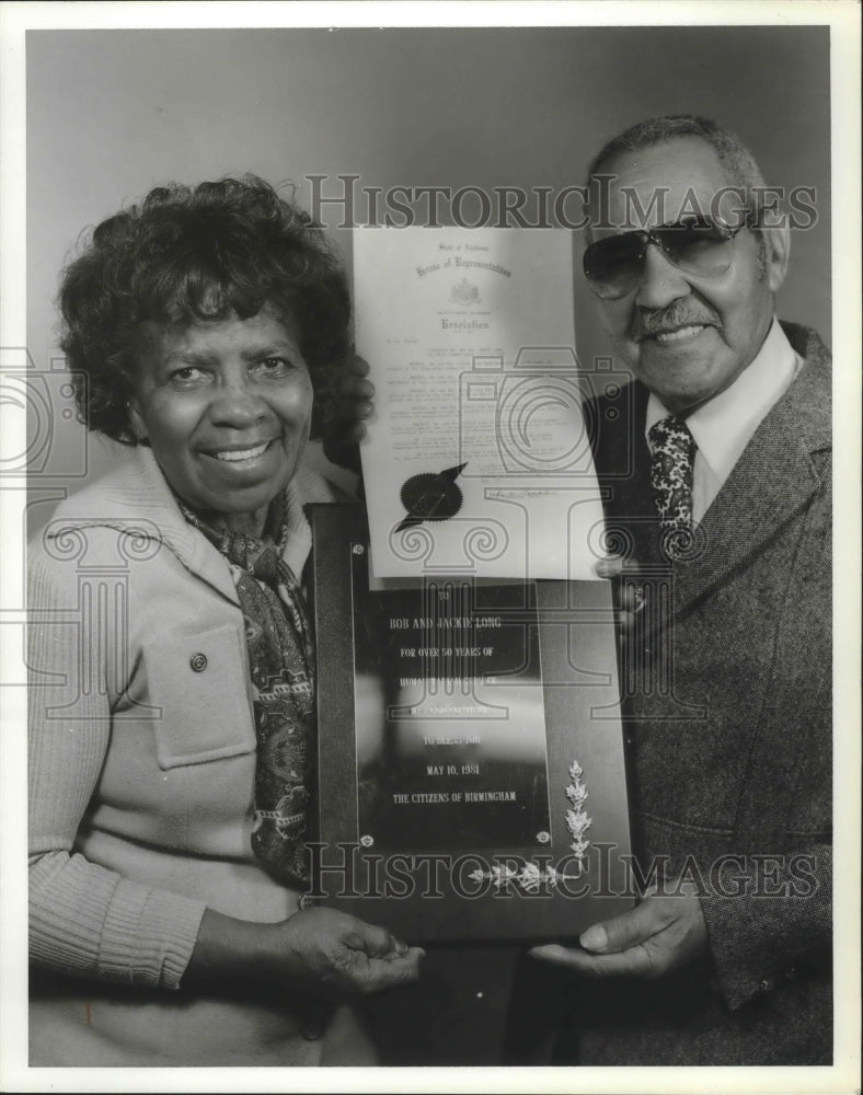 1981 Press Photo Mr. and Mrs. Bob Long, Receive plaque from city - abna33545 - Historic Images