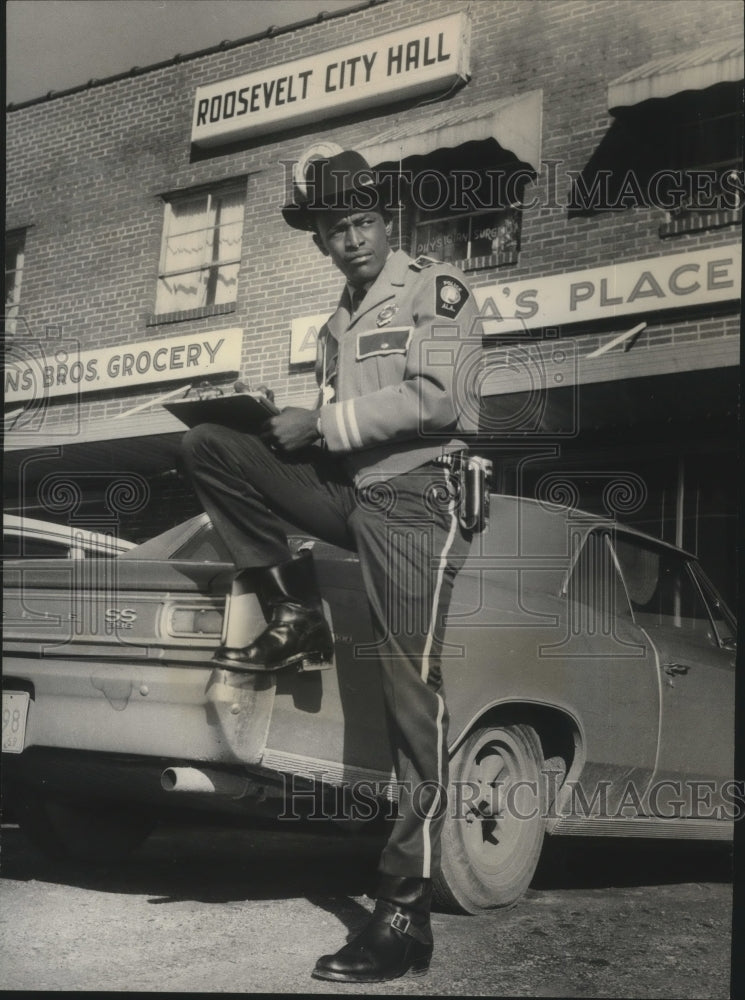 1969 Press Photo Lieutenant Orlando Lee Johnson wearing the new uniform - Historic Images