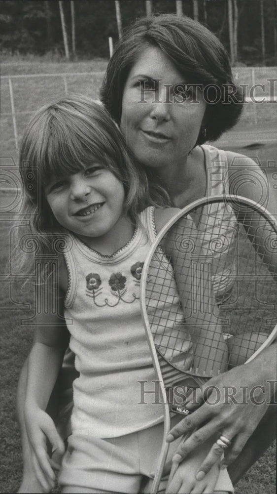 1977 Johnnie Johnson with daughter Alison after big Tennis win - Historic Images