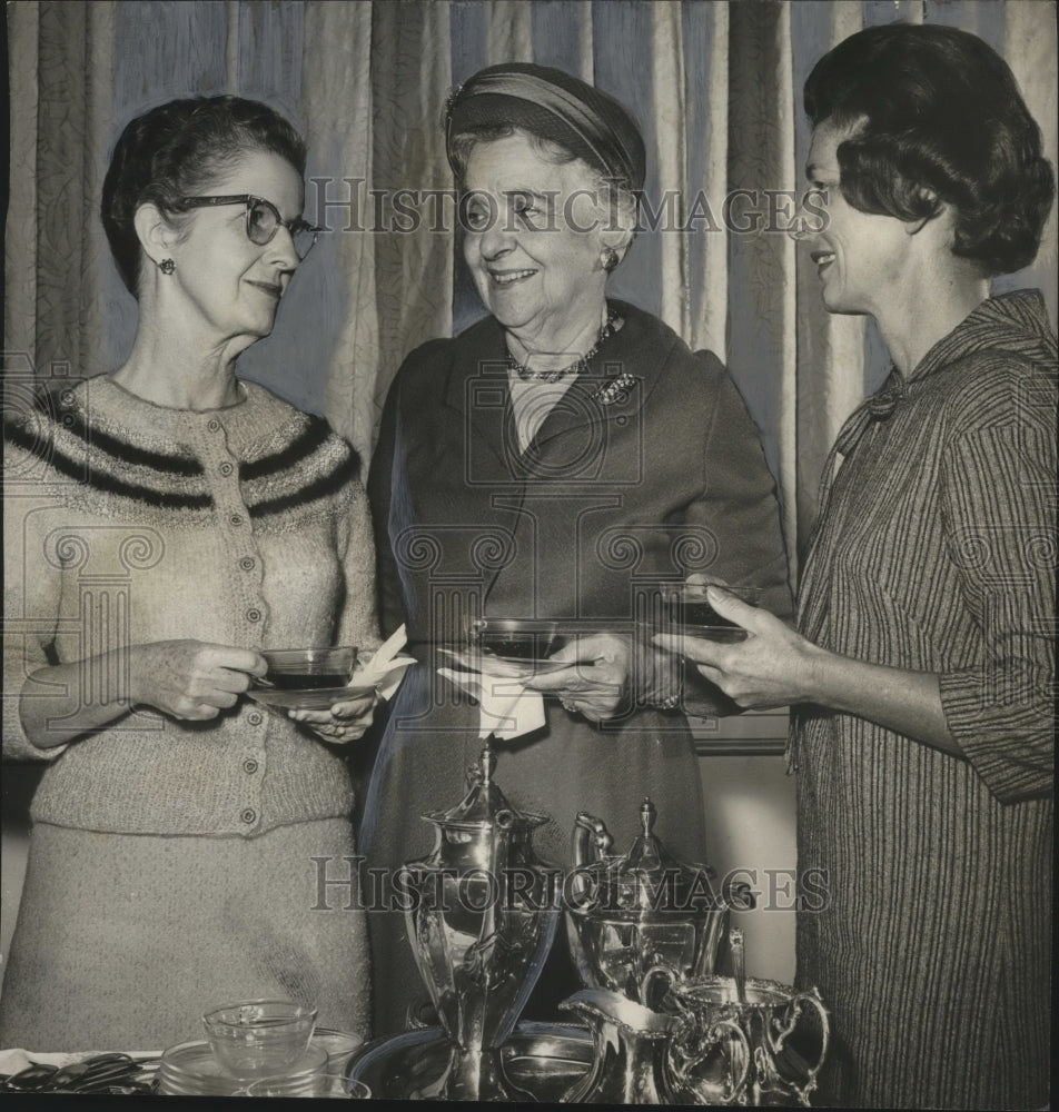 1964 Press Photo Mrs. Dorothy Weiss, Miss Martha Ordway, Mrs. Howard Skipper - Historic Images