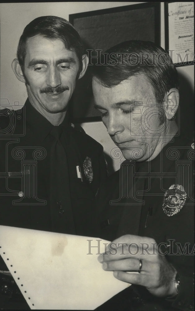 1974 Press Photo Doyle Logan, Pleasant Grove Policeman with Officer Davis - Historic Images