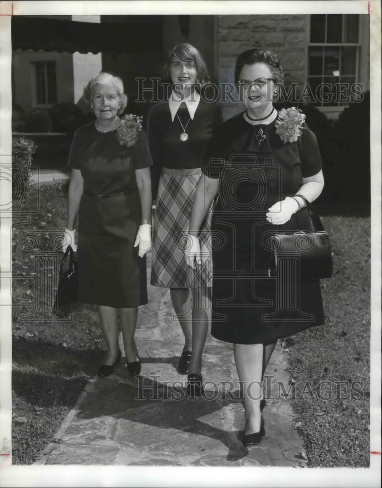 1973 Kappa Kappa Gamma alumnae saluted charter members at Event - Historic Images