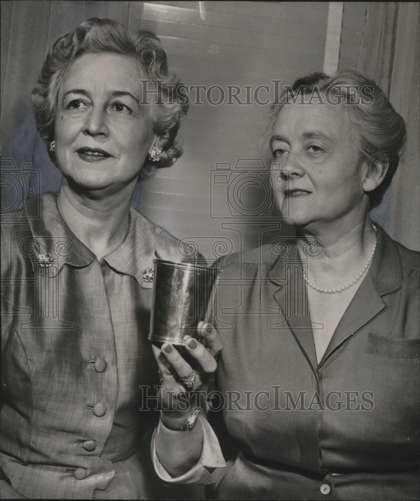 1958 Press Photo Mrs. Rucker Agee and Mrs. Douglas Arant with Silver Jubilee Cup - Historic Images