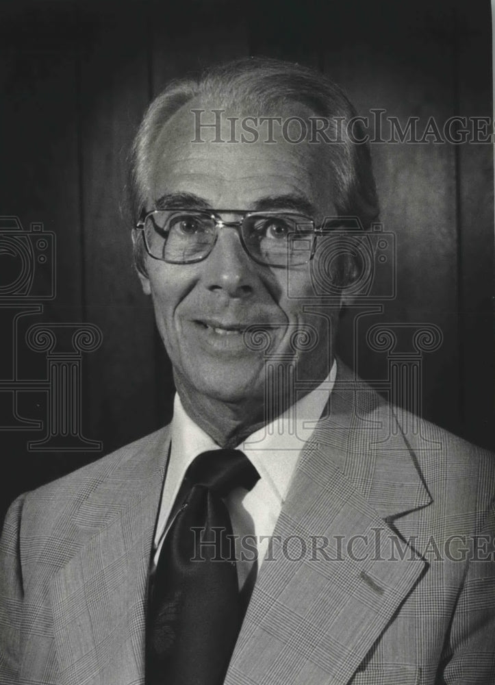 1977 Ellsworth Listerman, Director Social Program Service Center - Historic Images