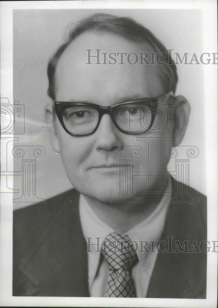 1975 Press Photo Waton R. Cowherd, Birmingham District, Internal Revenue Service - Historic Images