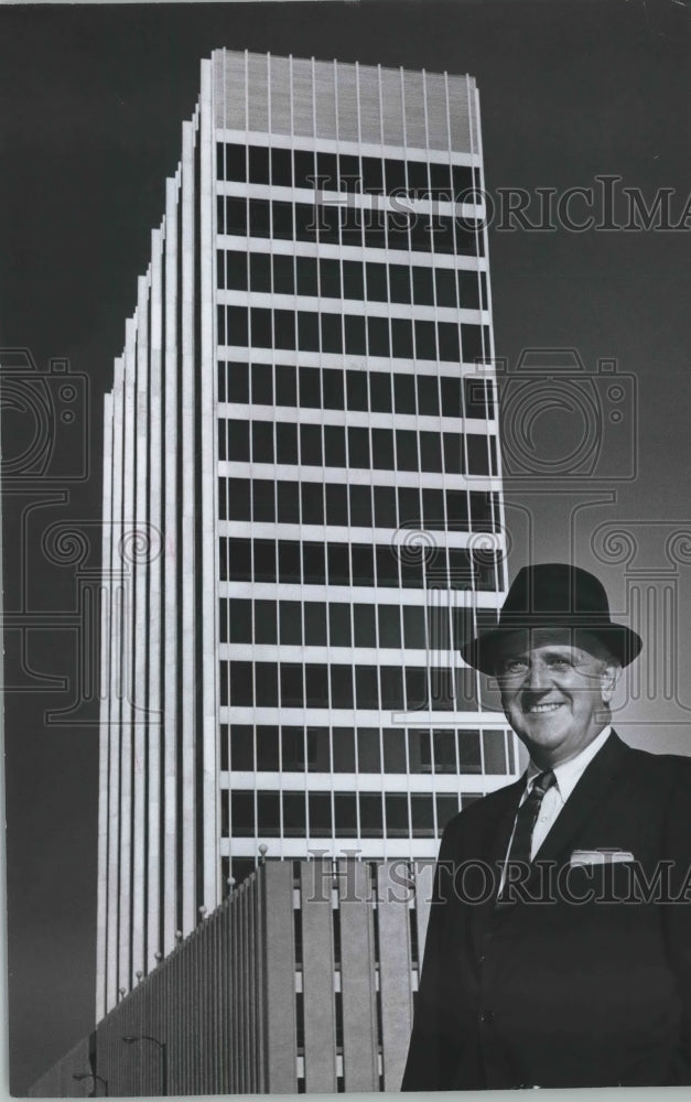 1962 Press Photo Lawrence S. Whitten, architect, in front of building, Alabama - Historic Images