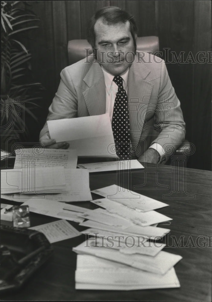 1982 Judge Charles Crowder in his chambers - Historic Images