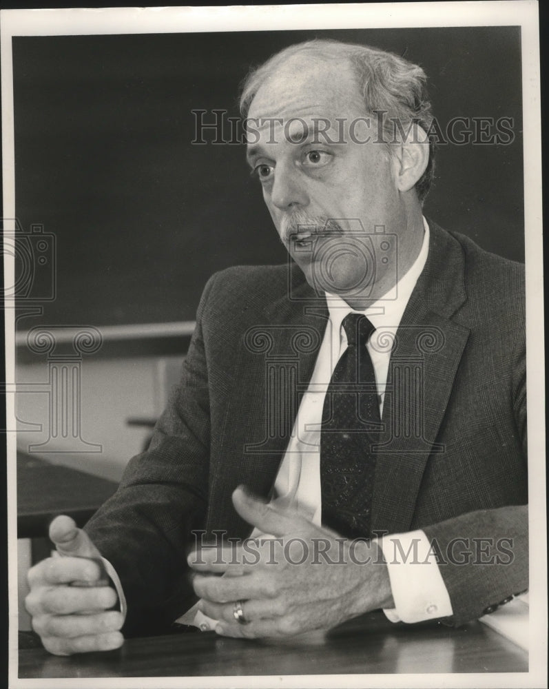 1988 Press Photo Dr. William Crunk at University of Alabama Birmingham - Historic Images