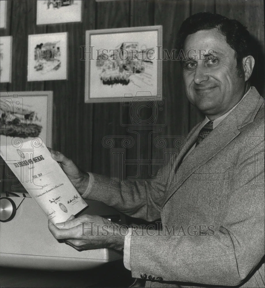 1976 Jesse Culp, columnist, receives Award of Merit, Alabama - Historic Images