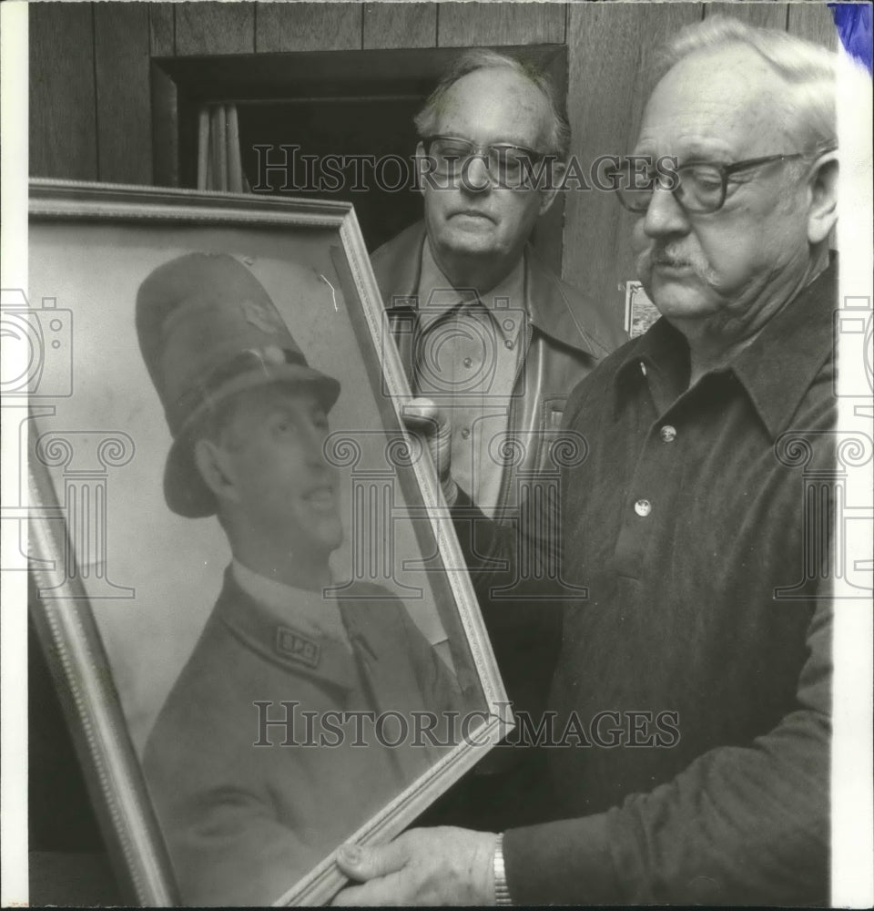 1991 Press Photo Sons of Birmingham Police Noel and Donald Camp showing photo - Historic Images