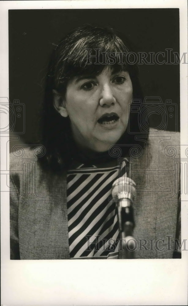 1986 Leigh Johnson, Speaker on Abuse - Historic Images