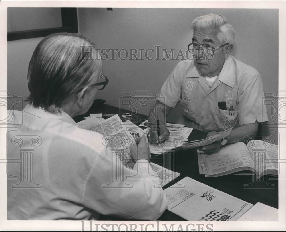 1989, Al Parker Helps Doyle Hanson with Taxes - abna33968 - Historic Images