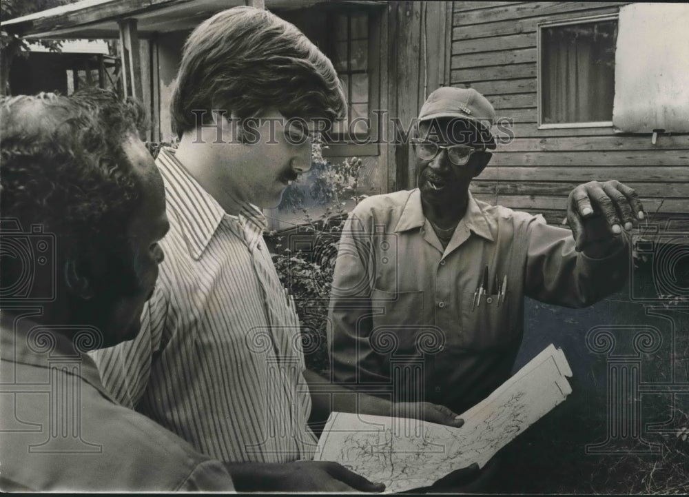 1972 Press Photo Men Discuss Jefferson County Water Shortage - abna33983 - Historic Images