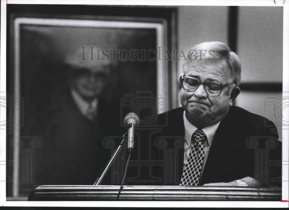 1992 Press Photo Federal Bankruptcy Judge William E. Johnson at Retirement Party - Historic Images