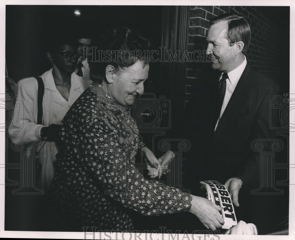 1990 Dr Paul Hubbert Shakes Hands with Alabama State Employees Group - Historic Images