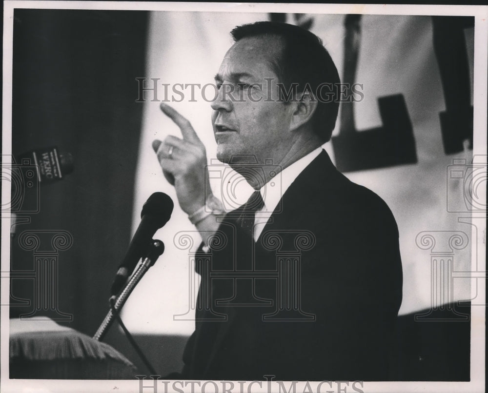 1990, American Legion - Paul Hubbert Speaks at Event - abna34009 - Historic Images