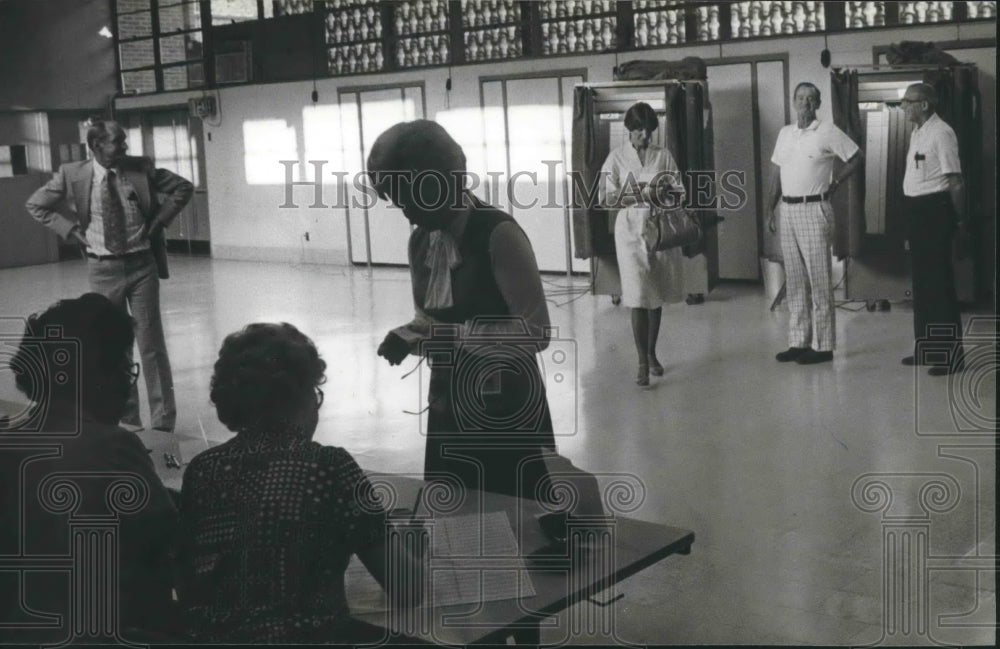 1980 Voters at Glen Oaks School, Fairfield, Alabama - Historic Images