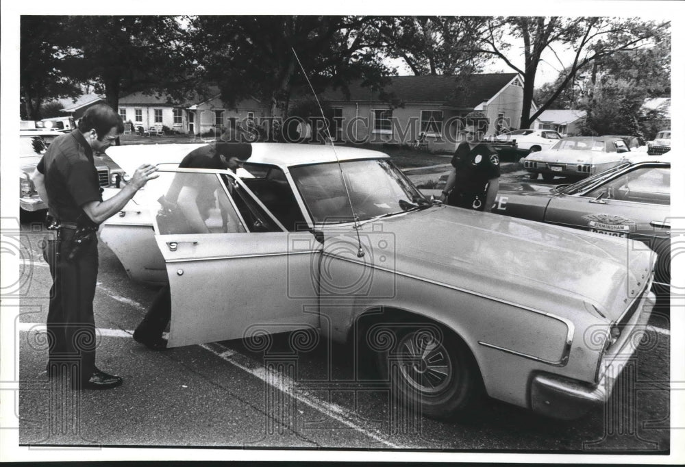 1979, Police search car after victim freed; they found drugs, booze - Historic Images