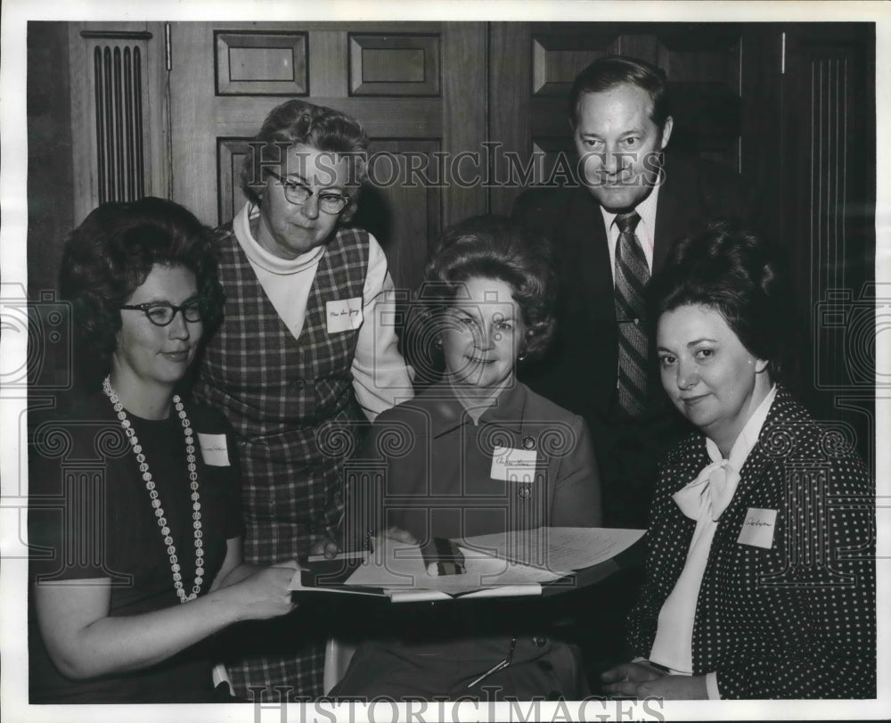 1973 Press Photo Mrs. Arlene Lowe, Environmental Quality Council in Opelika - Historic Images