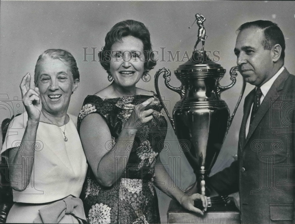 1966 Press Photo Participants of the Women&#39;s Golf Tournament at Hillcrest Golf - Historic Images