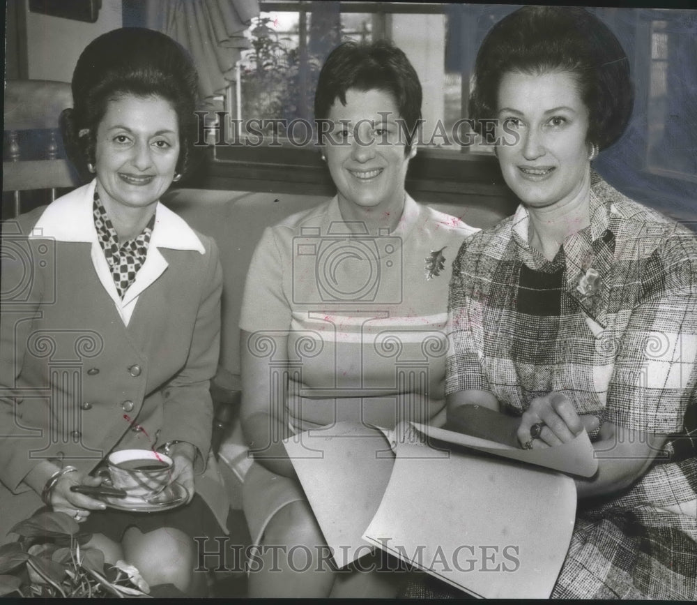 1970 Press Photo Ladies complete plans for fashion show - abna34085 - Historic Images