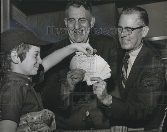 1972 Press Photo Harold (Bo) Blach III gets Braves-Orioles ticket from Others-Historic Images