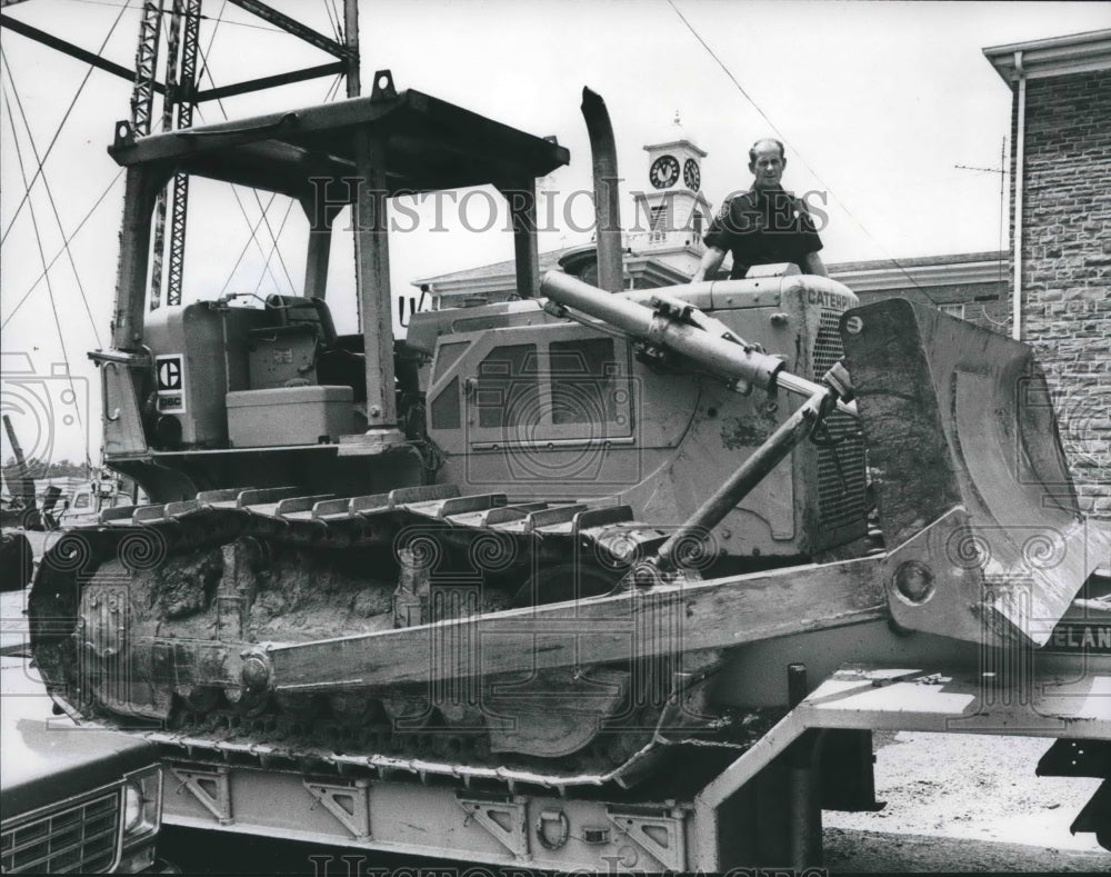 1975, Heavy Moving Equipment at Double Springs Courthouse and Officer - Historic Images