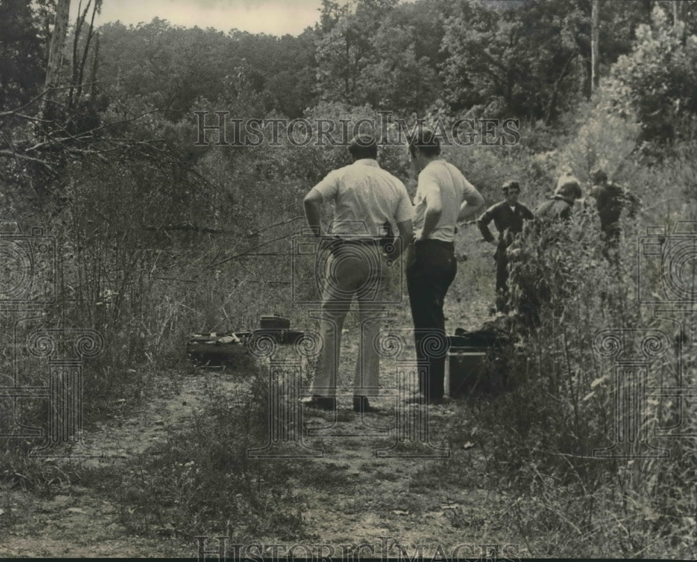 1974 Police Investigators, technicians where Bobby Duke Junior found - Historic Images