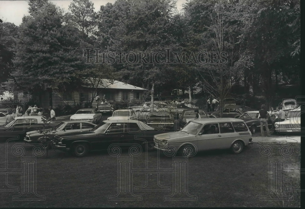 1974 Press Photo Friends, relatives gather at Duke home in Roebuck, Alabama - Historic Images