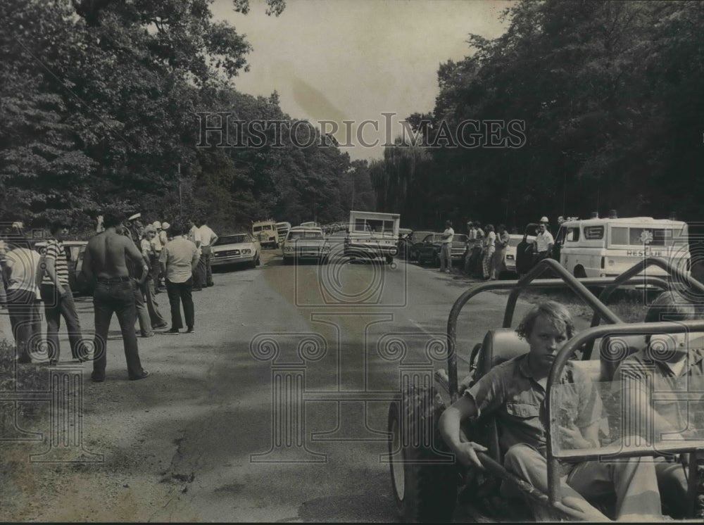 1974 Press Photo Auxiliary Birmingham Police Members search for missing person - Historic Images