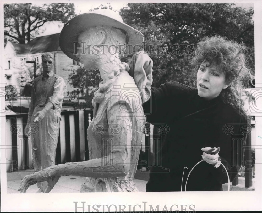 1989 Press Photo Eileen Kunzman wipes blue sculpture at Birmingham Green - Historic Images