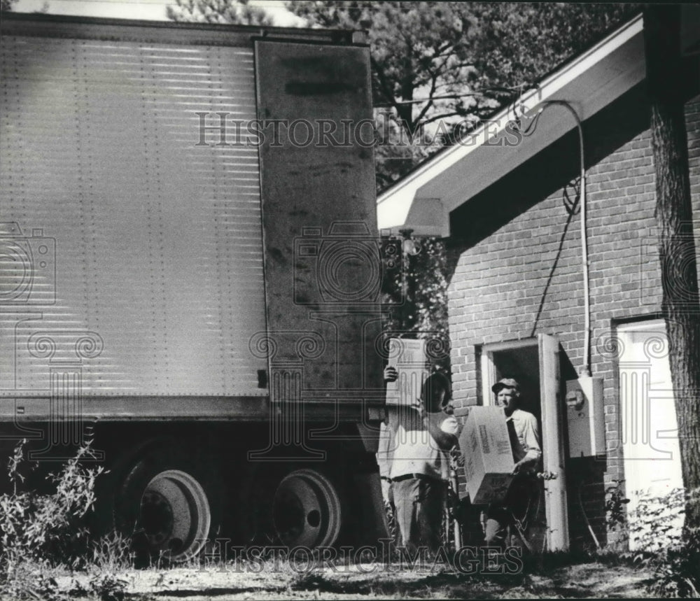 1978, Cigarettes seized by FBI agents at home near Graysville - Historic Images