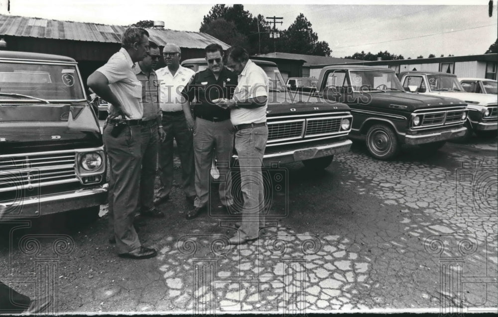 1982 Police Officers Discuss Car Theft in lot of Cars - Historic Images