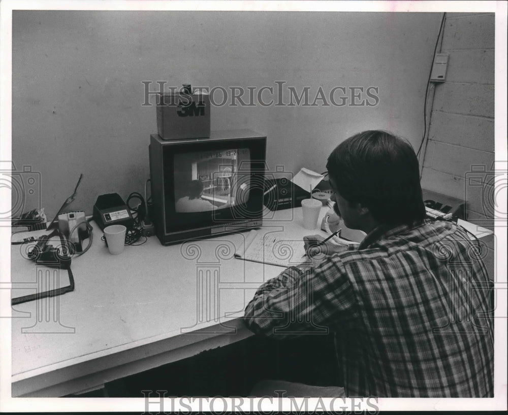 1986, Police Watch Monitor to Catch Western Sizzler Sting Operation - Historic Images