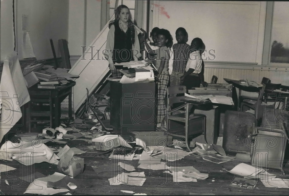 1974 Press Photo Teacher &amp; Students View Vandalized Classroom, McArthur School - Historic Images