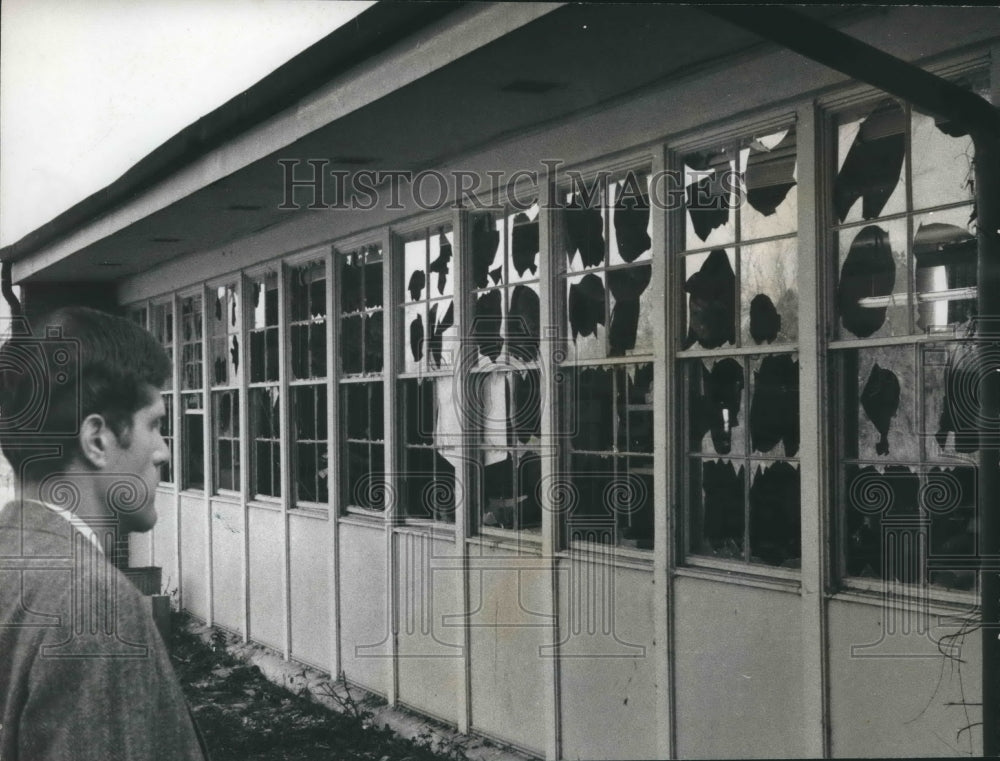 1970 Press Photo Homewood, Alabama Junior High Principal Views Vandalism - Historic Images