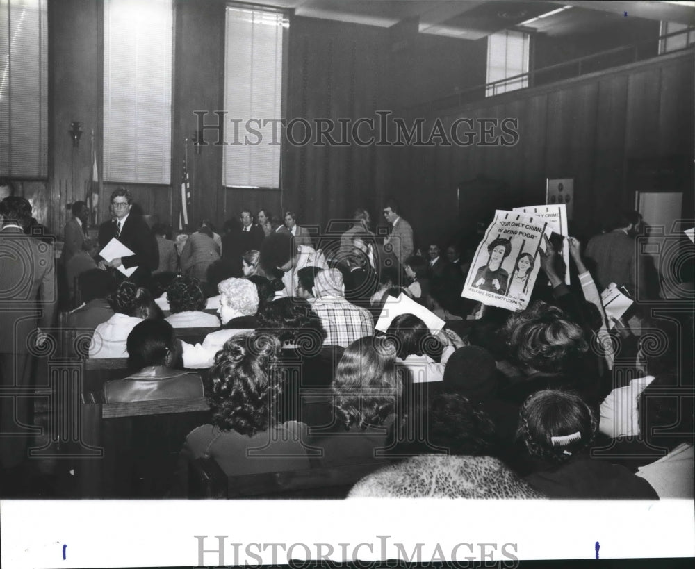 1982, Courtroom crowded as attorneys appointed to welfare clients - Historic Images