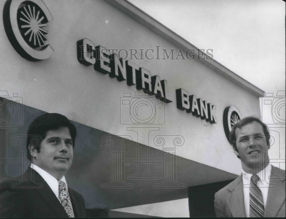 1972 Press Photo Greg Jackson, manager, Wayne Turner at New Central Bank - Historic Images