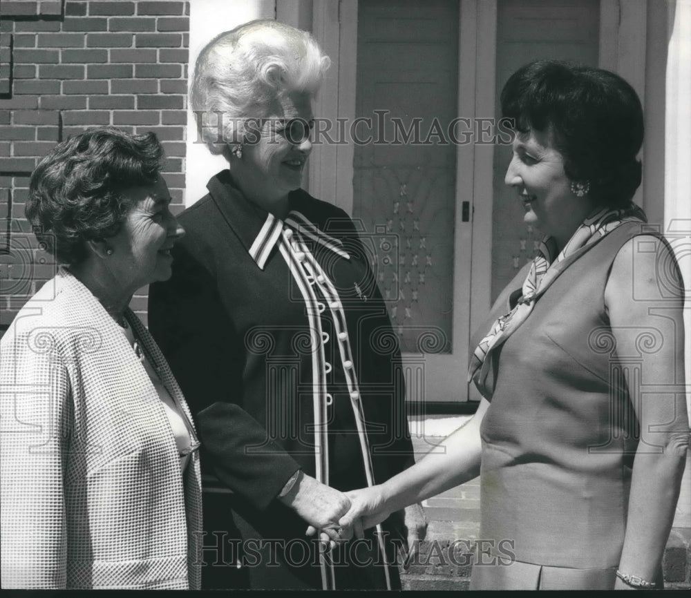 1970 Press Photo Miss Garnet Leader and Mrs. Ruth Glodt, Other at University - Historic Images