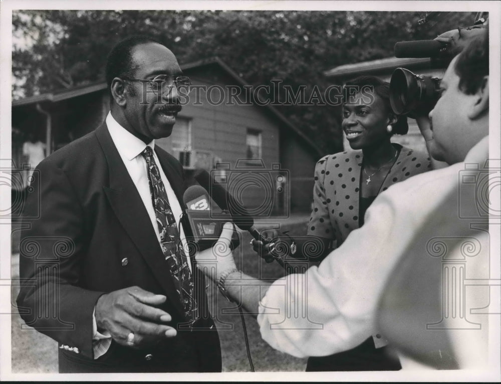 1991 Acting Police Chief Johnnie Johnson at his home - Historic Images