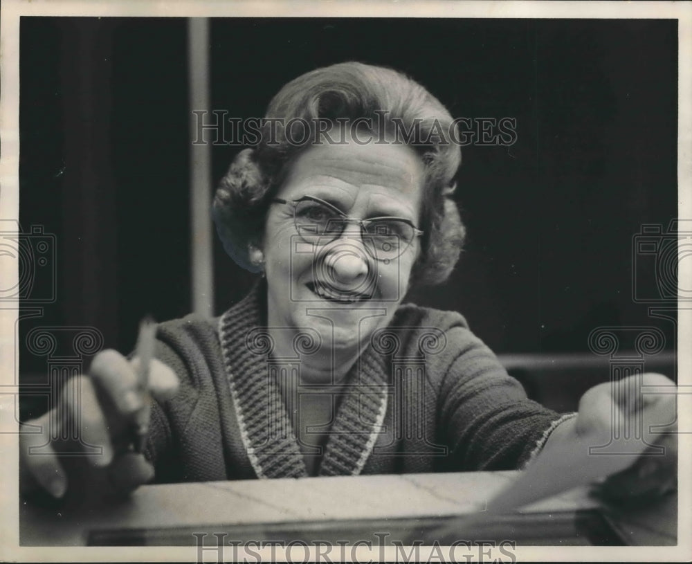 1966 Press Photo Mrs. Lucille Burleson, Retires from Birmingham News - abna34264 - Historic Images