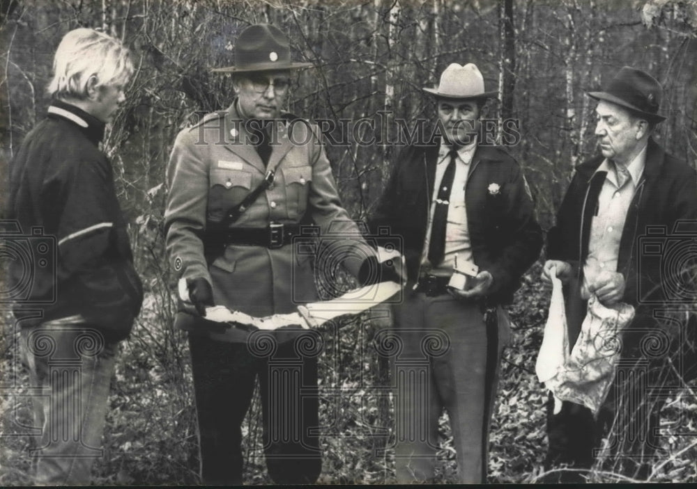 1973, Suspect in Kitterman slaying confronted with evidence, Officers - Historic Images