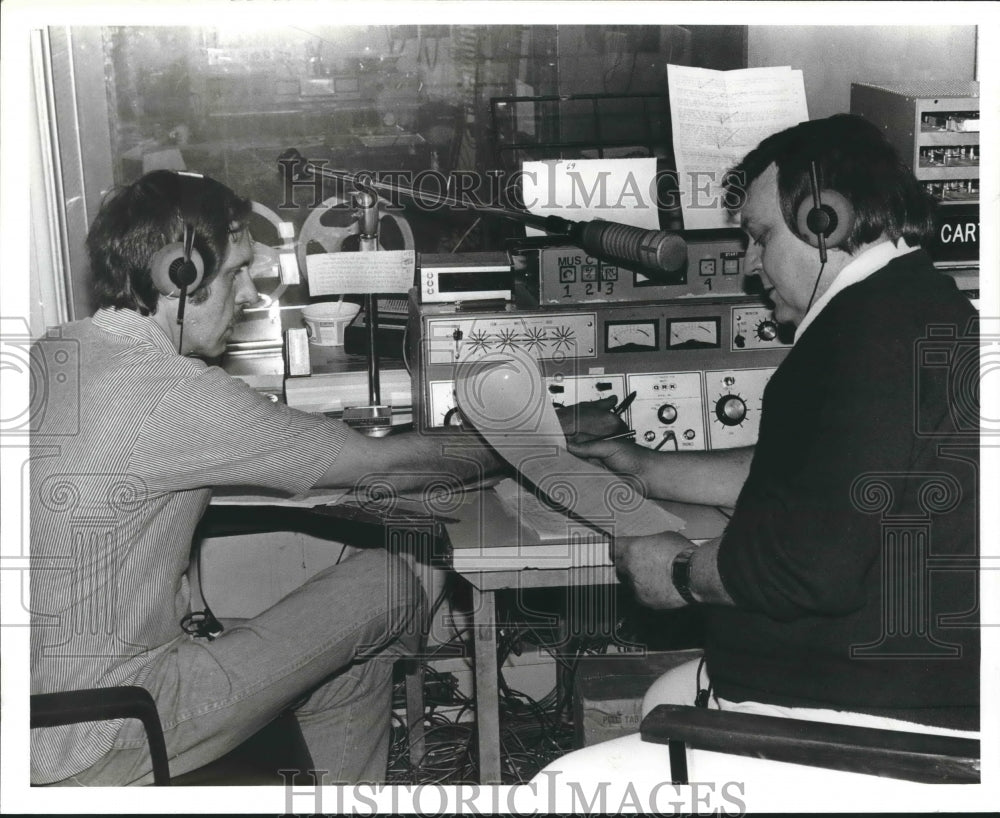 1975 Press Photo Jim Whitten, Disc Jockey, left and Tom Reynolds - abna34277 - Historic Images